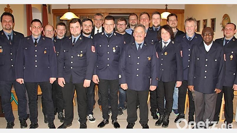 Neu gewählt wurde die Vorstandsriege der Feuerwehr Großkonreuth. Neuer Vorsitzender ist Josef Weidhas (links), sein Nachfolger als Kommandant ist Lukas Üblacker (Achter von links). Es gratulierten Bürgermeister Franz Schöner (Siebter von links) und Ehrenmitglied Dr. Charles Ifemeje (Zweiter von rechts). Bild: Heinrich Kraus/exb
