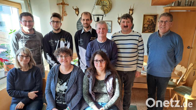 Wahlen beim Kleintierzuchtverein: Im Bild (vorne von links) Annett Zimmermann, Ramona Tretter, Nadja Dostler, (hinten von links) Andreas Hendl, Simon Hausknecht, Thomas Kraus jun., Jürgen Krüger, Helmut Dostler und Bürgermeister Oskar Schuster. Bild: Josef Hanauer/exb