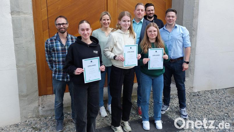 Nach der Siegerehrung zum Wirtschaftsquiz: Die drei Gewinnerinnen (vorne, von links) Anna Grädler, Amelie Rank und Emilia Henseleit mit Vertretern der Schulen und Wirtschaftsjunioren (hinten, von links) Jochen Tuchbreiter, Katharina Fruntke, Markus Zierhut, Roman Edel und Sebastian Renners. Bild: Theresia Wissinger/exb