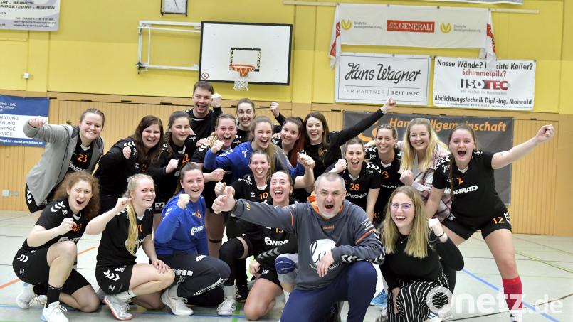 Riesenjubel bei den Damen der HG Amberg mit ihrem Trainer Roman Will nach dem 29:26-Sieg im letzten Heimspiel gegen die HG Hemau/Beratzhausen: Damit sind sie Meister und steigen in die Bezirksoberliga auf. Bild: Hubert Ziegler