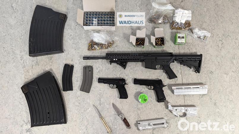 Ein Arsenal an Softairwaffen stellte die Bundespolizei Waidhaus bei einer Grenzkontrolle an der A6 sicher. Bild: Bundespolizei / exb