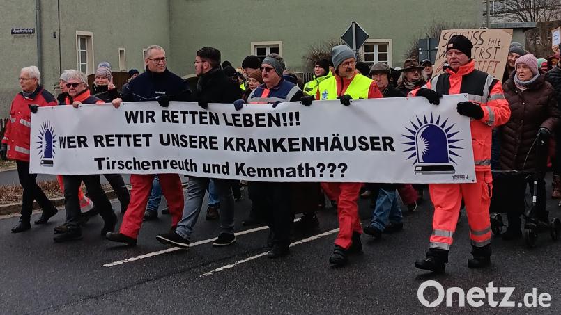 Knapp 5000 Menschen gingen im Januar für den Erhalt des Akutkrankenhauses Tirschenreuth in der bisherigen Form auf die Straße, an der Spitze viele Notärzte. Vergeblich.Gründonnerstag ist der letzte Betriebstag für die Bereiche Chirurgie, Gynäkologie und Intensivstation. Archivbild: as