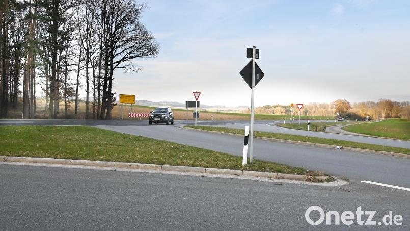 Im Einmündungsbereich der B299 in die B14 soll ein Kreisverkehr gebaut werden, über dessen nördliche Abfahrt das erweiterte Gewerbegebiet Gebenbach-West erschlossen werden soll. Bild: gf
