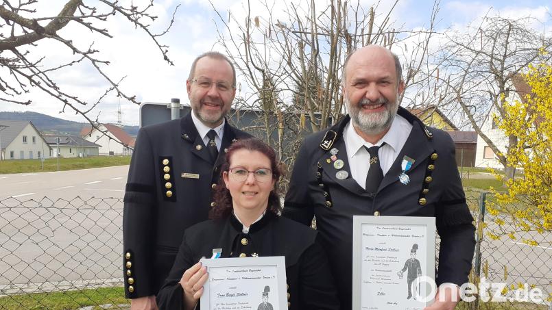 Landesvorsitzender Armin Kraus (links) ehrte Manfred und Birgit Stollner für ihre Verdienste um die Bergmannstradition Bild: hdk