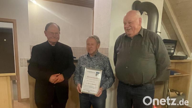 An Adolf Legath (Mitte) übergaben Pfarrer Heribert Stretz und Vorsitzender Reinhold Meyer (von links) die Ernennungsurkunde zum Ehrenvorsitzenden des Kapellenbauvereins. Bild: Herbert Tretter/exb