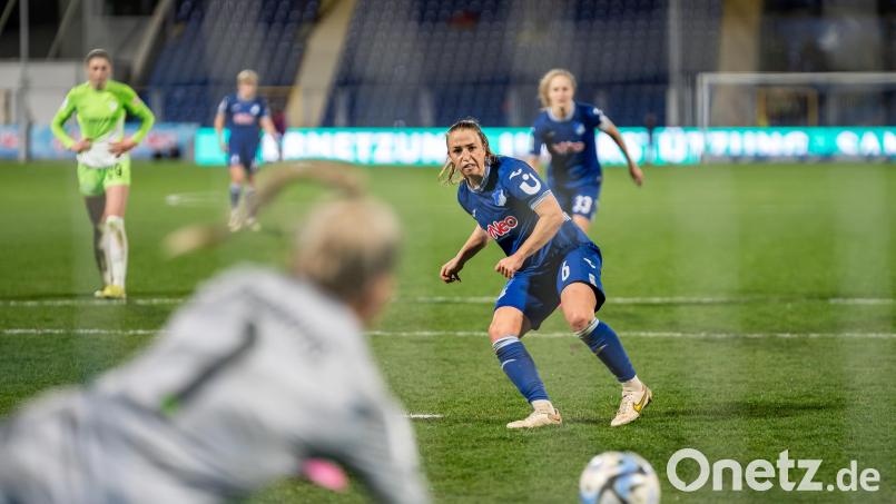 Wuchtig, entschlossen, platziert: Michaela Specht (hinten) versenkt gegen die deutsche Nationaltorhüterin Merle Frohms vom VfL Wolfsburg einen Elfmeter für ihren Club TSG Hoffenheim. Bild: Uwe Gruen