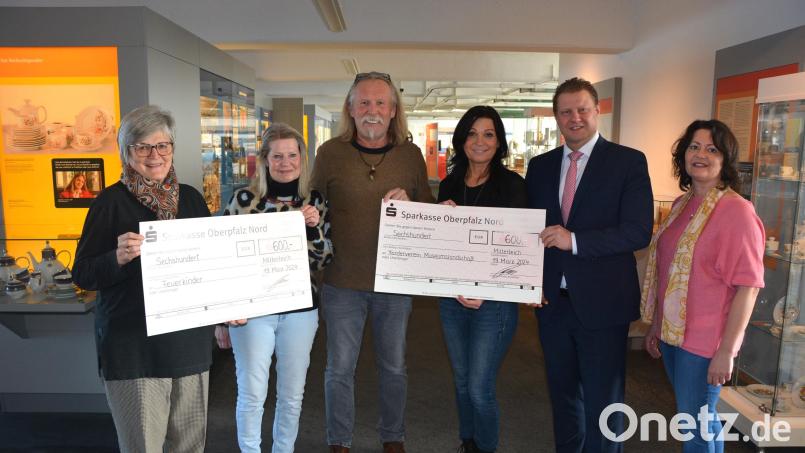 Die Scheckübergabe im Museum Mitterteich mit (von links) Dr. Annemarie Schraml (Aktion Feuerkinder), Inge und Bert Flor, Marion Papsch (Förderverein Museumslandschaft), Bürgermeister Stefan Grillmeier und Nicole Schuller. Bild: jr