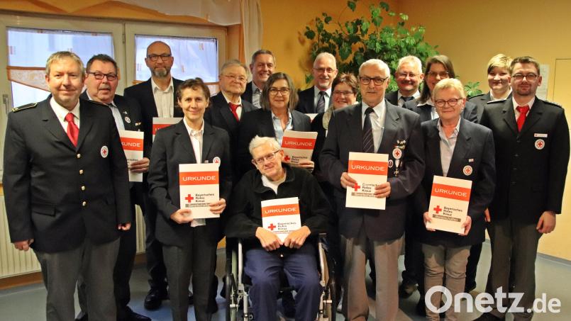 Vorsitzender Daniel Sertl (rechts) freut sich über die vielen Ehrungen in seiner Auerbacher BRK-Bereitschaft. Bild: jma