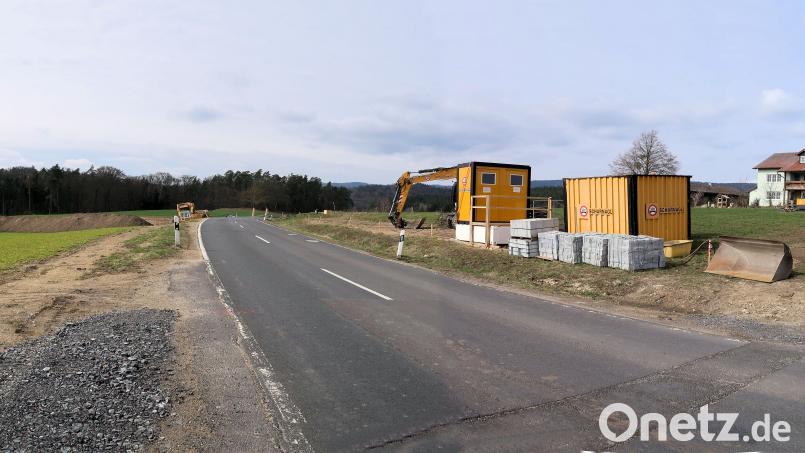 Ab 25. März werden die Sanierungsarbeiten auf der Staatsstraße 2169 zwischen Voitenthan und Friedenfels fortgeführt. Ein Lagerplatz für Baustellenfahrzeuge und Material ist beim Anwesen Dostler bereits eingerichtet. Bild: bsc
