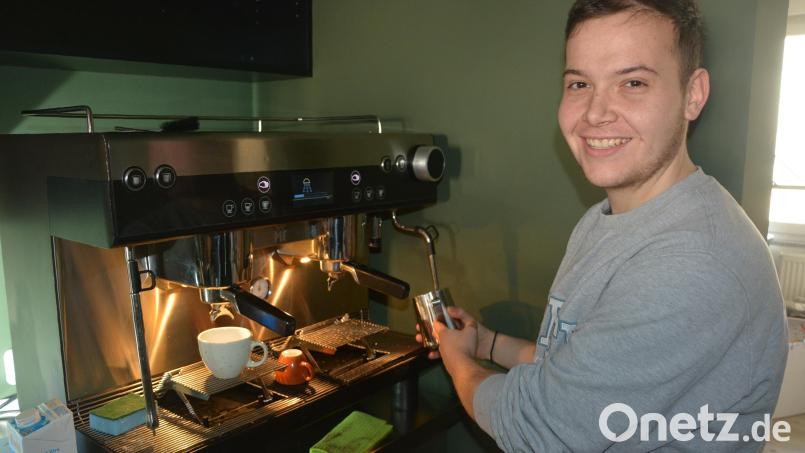 Für den 20-jährigen Kyriakos Kotsekoglou ist die Eröffnung des Lokals &quot;Triliza&quot; in Mitterteich der Schritt in die Selbständigkeit. Hier macht er sich mit der neu eingetroffenen Kaffeemaschine vertraut. Bild: jr