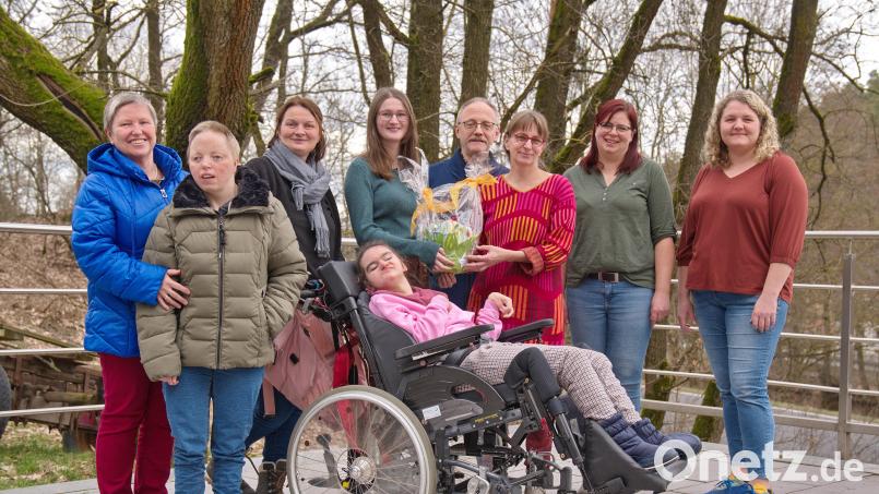Mit Unterstützung der Feuerwehr und des Dorfrates Liebenstein konnte die Dorfjugend ein Nest mit 1500 Euro füllen und es an den Verein „Happynest“ übergeben. Bild: Renate Bauer-Zölch/exb