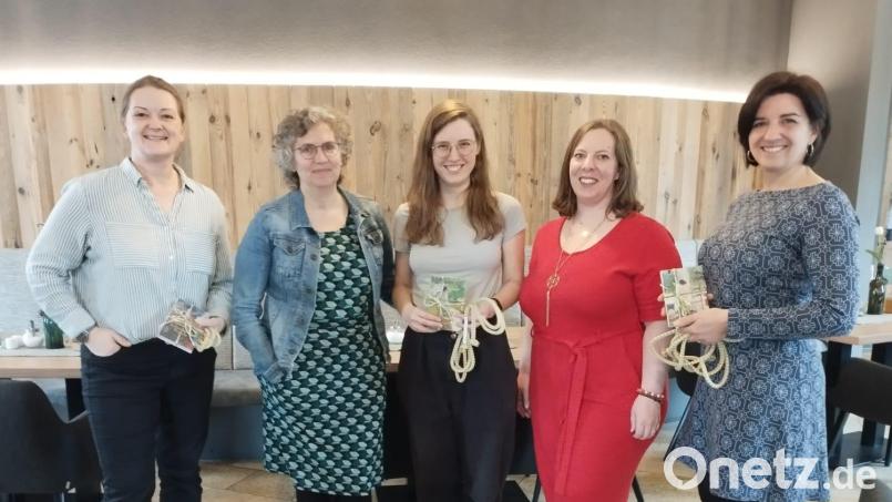 Sie gestalten das Frauenfrühstück: (von links) MdB Tina Winklmann, Jutta Rösch, Theresa Eberlein, frauenpolitische Sprecherin der Grünen Bayern, Sonja Probst und Kreisbäuerin Sabine Schindler. Bild: Sonja Probst/exb