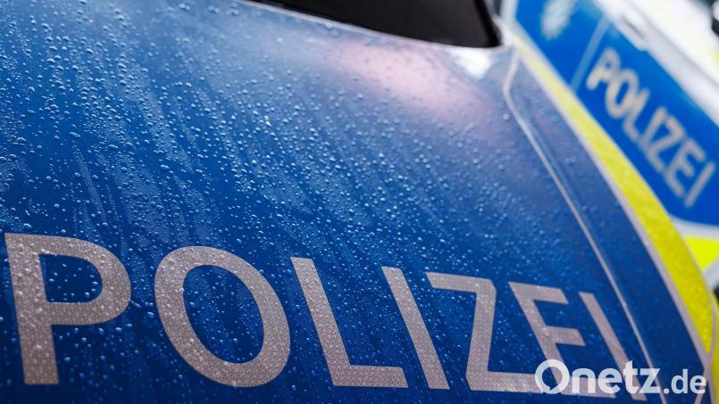 Ein Fall von Unfallflucht beschäftigt die Polizei Tirschenreuth. Symbolbild: Daniel Karmann/dpa
