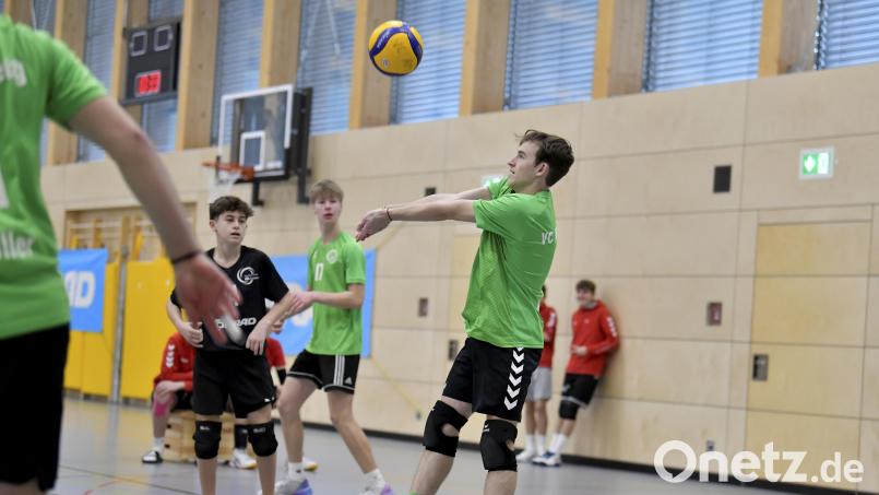 Erfolgreiche Ballannahme von Finn Martin (rechts) vom VC Amberg, beobachtet von Paul Pirzer und Laurenz Mecke (von links). Einige Spieler der U18 werden in München dabei sein. Archivbild: Hubert Ziegler