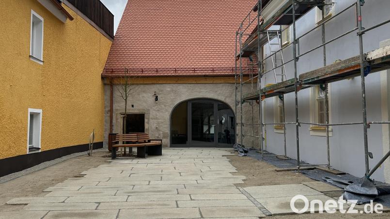 Haushaltspolitisch dunkle Wolken über Erbendorf: Für 2024 ist Sparen angesagt, einige Projekte müssen deshalb auch zurückgestellt werden. Nicht davon betroffen davon ist das Bürgerhaus. Die Arbeiten im Außenbereich sollen fertiggestellt werden. Bild: lum