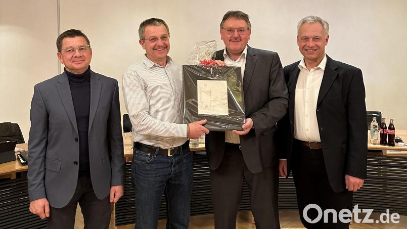 Ein langjähriges Mitglied des Vilsecker Stadtrats wird verabschiedet (von links): Dritter Bürgermeister Markus Graf, Helmut Schwindl, Erster Bürgermeister Hans-Martin Schertl und Zweiter Bürgermeister Thorsten Grädler. Bild: Stefanie Gradl