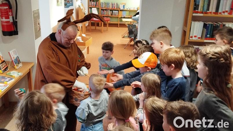 Für die Kinder in der Stadtbücherei Waldsassen hatte der Osterhase einen Korb voller Eier mitgebracht. Bild: Stadtbücherei Waldsassen/exb
