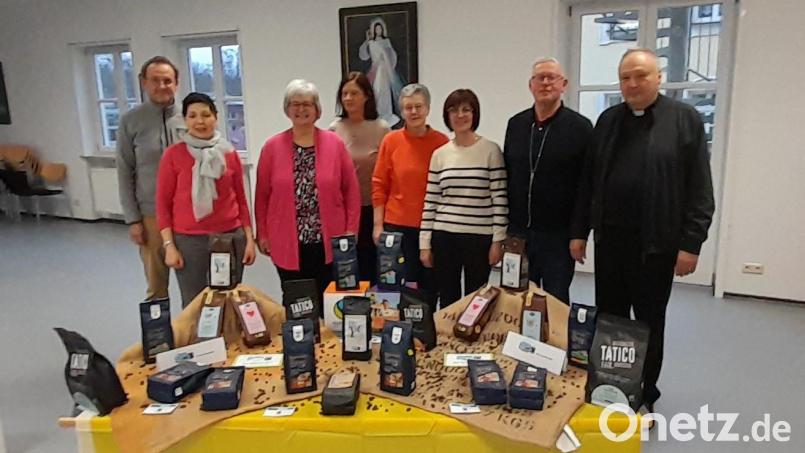 Das Team der ökumenischen Frühschichten: von links Christian Münch, Beate Friedl, Dagmar Franz, Doris Schön (Fairtrade-Beauftragte der Stadt Tirschenreuth), Sabine Birkner, Petra Hopf, Anton Frötschl und Stadtpfarrer Georg Flierl. Bild: Wolfgang Würl/exb