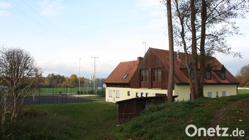 Die Ersetzung des altersschwachen Holzschuppens (Vordergrund Bildmitte) durch einen geräumigeren Geräteschuppenneubau gehört zu den ersten Baumaßnahmen auf dem künftigen &quot;Sportpark Trabitz&quot;. Bild: bjp