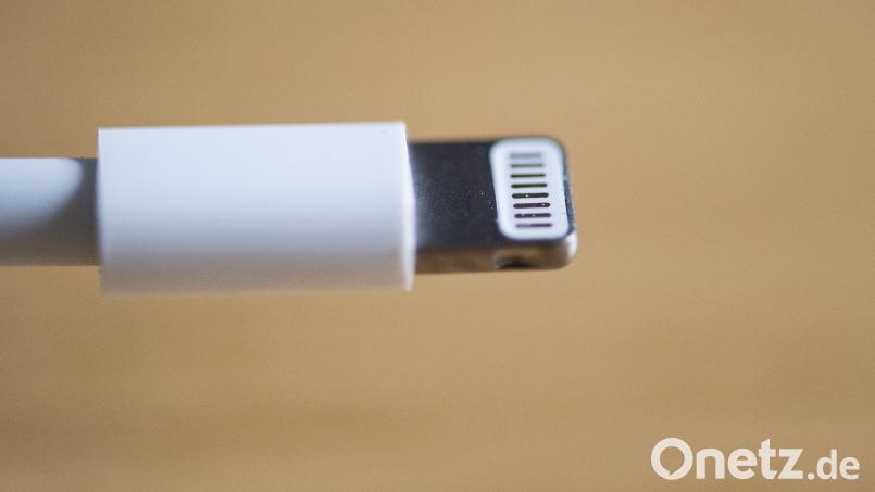 Aus einem unversperrten Auto hat ein Unbekannter ein Ladekabel mitgenommen. Die Polizei ermittelt. Symbolbild: Silas Stein