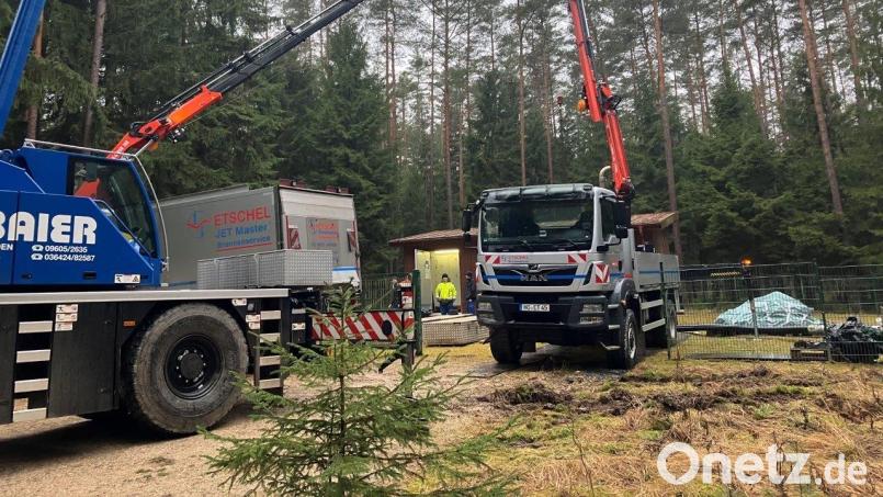 Schweres Gerät von Spezialfirmen muss bei einer Brunnensanierung aufgefahren werden. Jedes Jahr am Tag des Wassers wird auch von den Stadtwerken Amberg darauf aufmerksam gemacht, wie wichtig das wertvolle Lebensmittel ist. Bild: Karoline Gajeck-Scheuck/exb