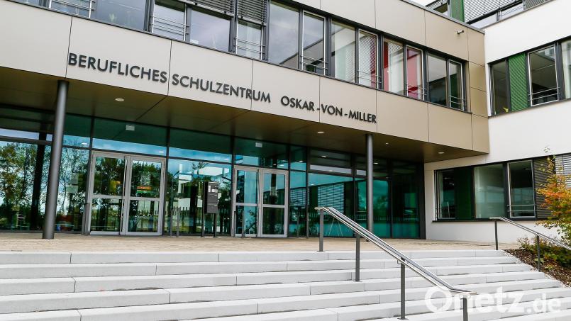 Zahlreiche Aufträge für das Berufliche Schulzentrum in Schwandorf vergibt der Landkreis-Bauausschuss. Archivbild: Clemens Hösamer