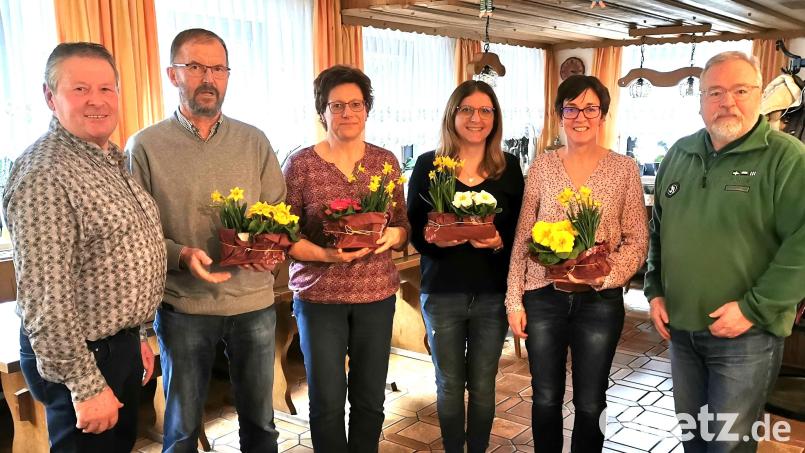 Ehrungen für langjährige Mitgliedschaft (von links): Gemeinderat Werner Englhard, Herbert Dürgner (25 Jahre), Michaela Purrer (zehn Jahre), Andrea Maderer (zehn Jahre), Kreisfachberaterin Michaela Basler und Vorsitzender Wolfgang Stowasser. Bild: no