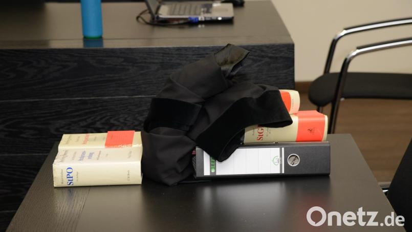 Akten und Gesetzesbücher auf einem Tisch in einem Gerichtssaal. Das Amtsgericht Amberg musste sich mit einem Fall beschäftigen, bei dem es um angeblichen Diebstahl aus einer Mietwohnung ging. Der Angeklagte wurde freigesprochen. Symbolbild: Petra Hartl