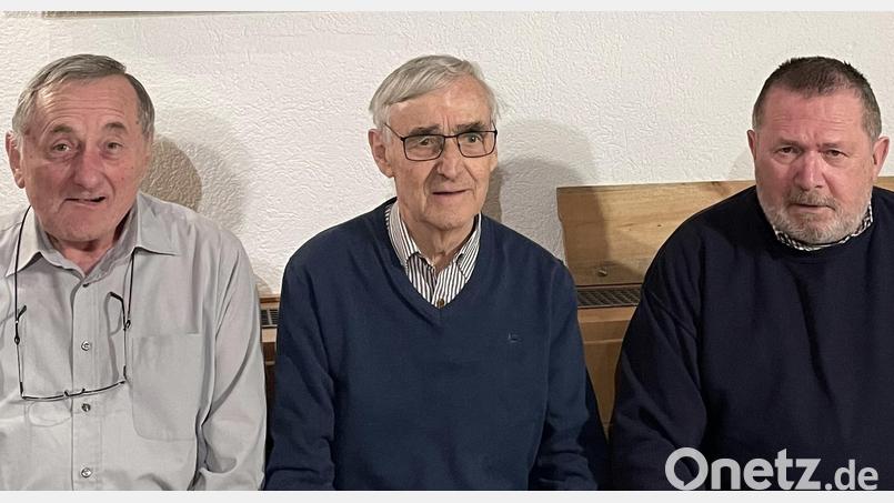 Die Geehrten Sänger (von links): Hans Sailer, 40 Jahre, Werner Kinle 65 Jahre und Karl Höltl 40 Jahre. Bild: Josef Dietl