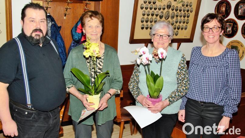 Vorsitzender Christoph Martini mit den Geehrten Anna Meiler, Hildegard Holzwart und Gartenfachberaterin Michaela Basler. Bild: ker
