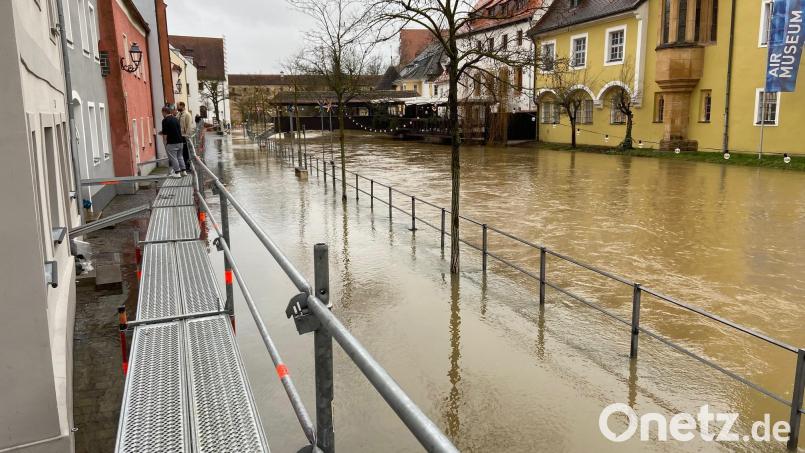 Kurz vor Weihnachten 2023 stieg der Pegel der Vils wegen des starken Regens enorm. Vorsorglich wurden die Hochwasserstege aufgebaut. Bild: Andreas Ascherl