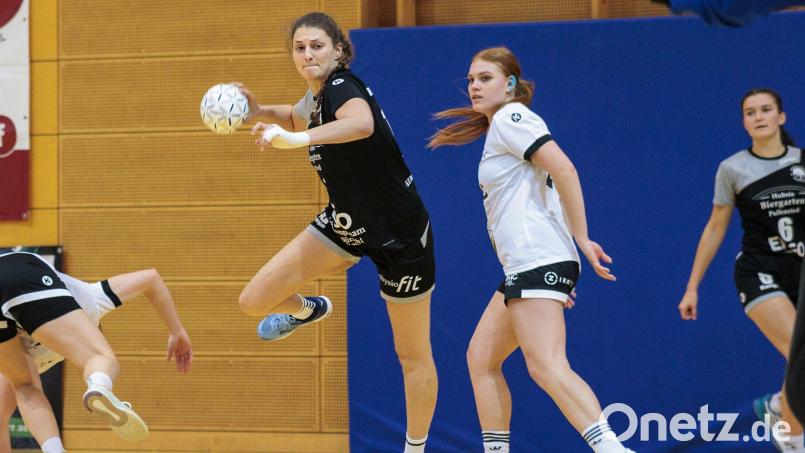 Tina Lottner (am Ball/Szene aus der Vorsaison)trifft mit dem HV auf Altdorf. Bild: Günter Uschold