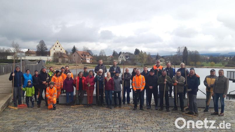Bürgermeister Franz Stahl (rechts) und Förderverein-Vorsitzender Vinzenz Rahn (vordere Reihe, Siebter von rechts) freuten sich beim Frühjahrsputz im Fischhofpark über viele Helfer. Bild: Stadt Tirschenreuth/exb