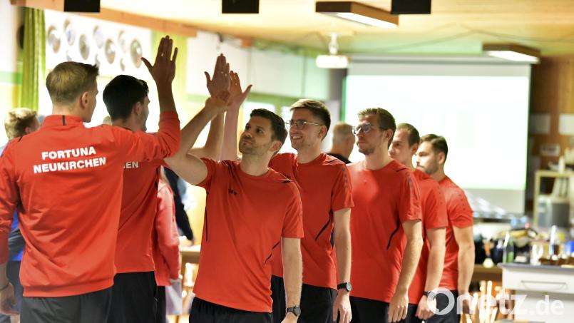 Die Kegler von Fortuna Neukirchen klatschen sich vor der Partie ab. Mit einem Sieg beim KC Oberaltertheim können sie einen großen Schritt Richtung Meisterschaft in der Bayernliga machen. Bild: Hubert Ziegler