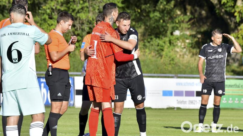 Jonas Lindner (Mitte/hier mit Ammerthals Kapitän Christopher Sommerer) ist bei Gebenbach für das Neudrossenfeld-Spiel wieder eine Option. Bild: Hubert Ziegler