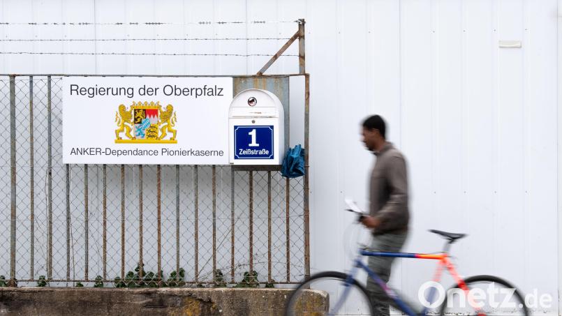 In der Region wird nach mehr Unterbringungsmöglichkeiten für Asylbewerber – wie hier dem Ankerzentrum in der Regensburger Zeißstraße – gesucht. Bild: Lino Mirgeler/dpa