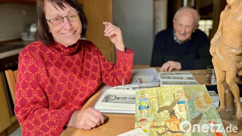 Heimatpflegerin Leonore Böhm aus Grafenwöhr hat als Grundschullehrerin ihr Leben lang viel Wissen um den Sebastianstag vermittelt. Vor ihr liegt die Zeichnung eines ehemaligen Schülers als Erinnerung. Im Hintergrund ist Johann Bayer zu sehen, Pfarrer im Ruhestand. Er hat ebenfalls viel mit angeschoben. Bild: Gabi Schönberger