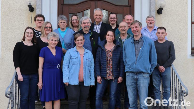 Eine neue Vereinsführung wählt die Sorghof (vordere Reihe, von links): Susanne Suttner, Gisela Pretsch, Erste Vorsitzende Jessica Gonzales, Monika Hermann, Zweiter Vorsitzender Benno Engelhardt und Peter Pretsch; hintere Reihe (von links): Manuela Siegert, Barbara Stübe, Rosa Sichelstiel, Marianne Ringer, Bezirksvorsitzender Reinhard Ott, Zweiter Bürgermeister Thorsten Grädler, Christina Kergl, Max Hammer, Franz März´und Harry Platzer. Bild: Willi Ertl