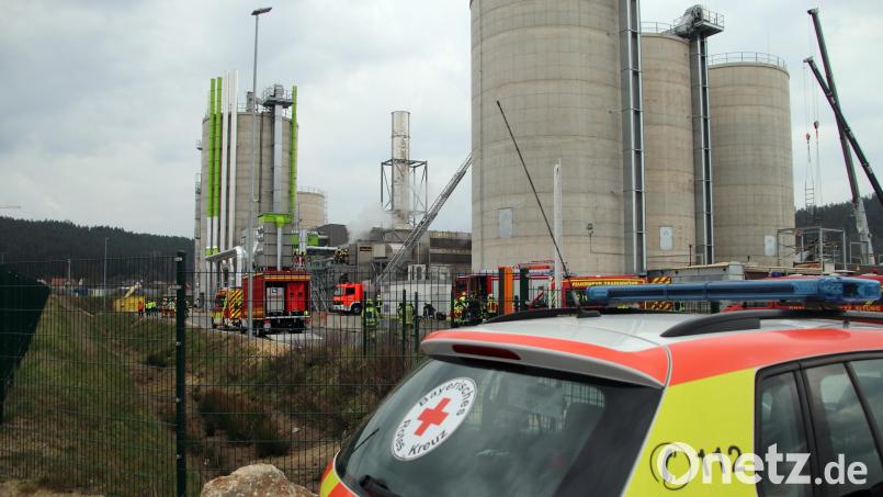 In einen Gewerbebetrieb in Döllnitz kommt es am Donnerstagvormittag durch Funkenflug zu einer Rauchentwicklung. Bild: jma