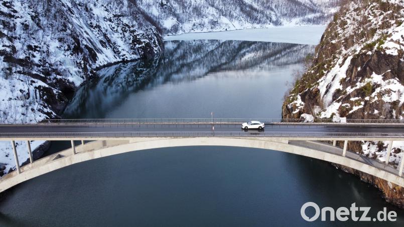 Fjord-Feeling in Norwegen: Vor der Urlaubsfahrt mit dem Elektroauto sollte man sich die passenden Ladestationen auf der Route heraussuchen. Bild: Thomas Geiger/dpa