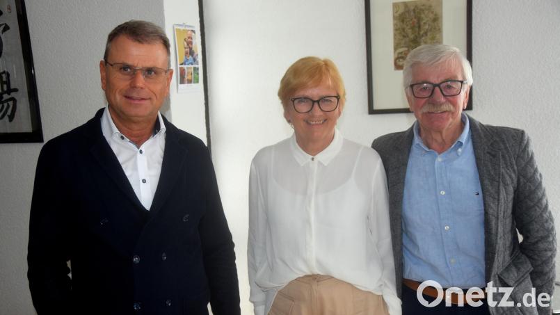 Bürgermeister Karlheinz Budnik gratuliert Gertraud und Ferdinand Schraml (von links) zur goldenen Hochzeit. Bild: fz