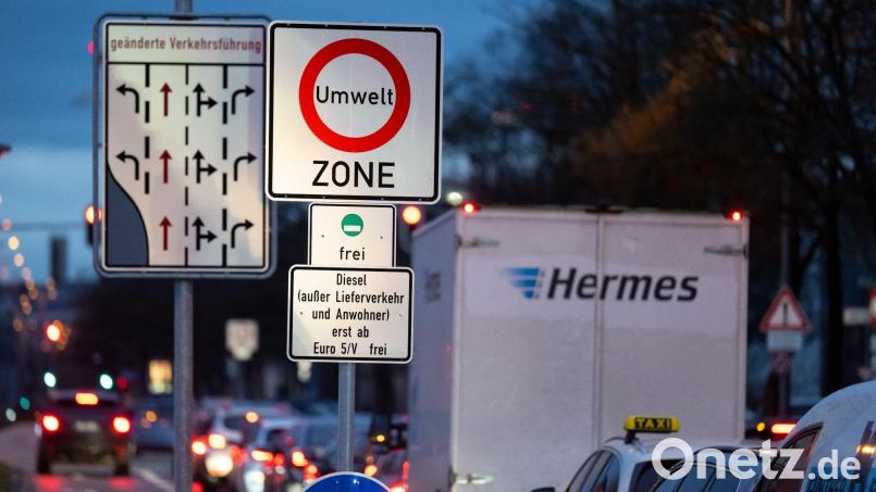 Ein Schild mit der Aufschrift „Umwelt Zone“ steht an einer Zufahrt zum Mittleren Ring. Bild: Sven Hoppe/dpa
