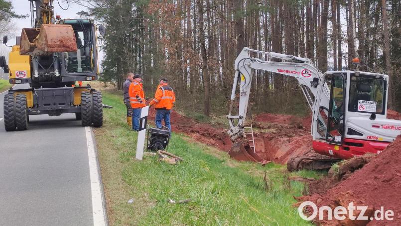 Mit Hochdruck arbeiten die Mitarbeiter der Firma Kraus und die Bauhofmitarbeiter an der kaputten Wasserleitung zwischen Neuersdorf und Neudorf bei Luhe. Bild: hme
