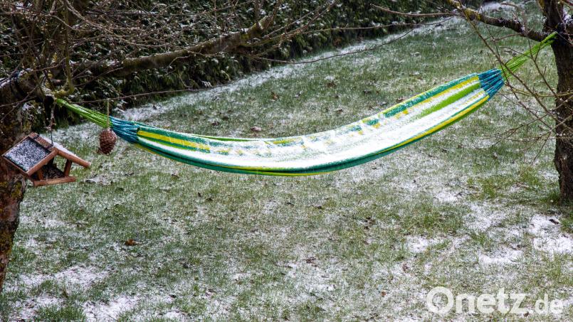 Am Wochenende kann es zu Regen- und Graupelschauer kommen – kein Wetter für ein Nickerchen in der Hängematte. Symbolbild: Jens Büttner/dpa