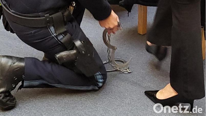 Stöckelschuhe und Fußfessel. Im VOR-Prozess gab es beides. Bild: Würth, Wolfgang