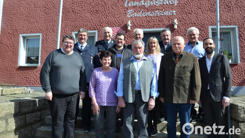 Hans Schweigl (Mitte) feiert seinen 80. Geburtstag im Kreise seiner Familie und Verwandten. Dazu gratulieren seine Frau Gertraud, seine Kinder Johannes und Lydia, Pfarrer Udo Klösel (links), Bürgermeister Armin Bulenda (rechts) sowie die Vereinsabordnungen der Feuerwehr Moosbach und die Oldtimerfreunde. Bild: gi