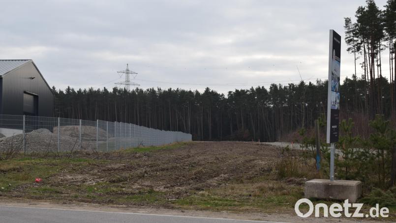 Ein Teil der Erschließung des Industriegebietes West II ist die Stichstraße West, die entlang der Einzäunung führt. Mit den Bauarbeiten wird in den nächsten Wochen begonnen. Bild: bnr