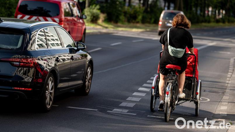 Eine Fahrradfahrerin fährt mit einem Lastenfahrrad. Diese werden oft für den Transport von Kindern benutzt. Bild: Fabian Sommer/dpa