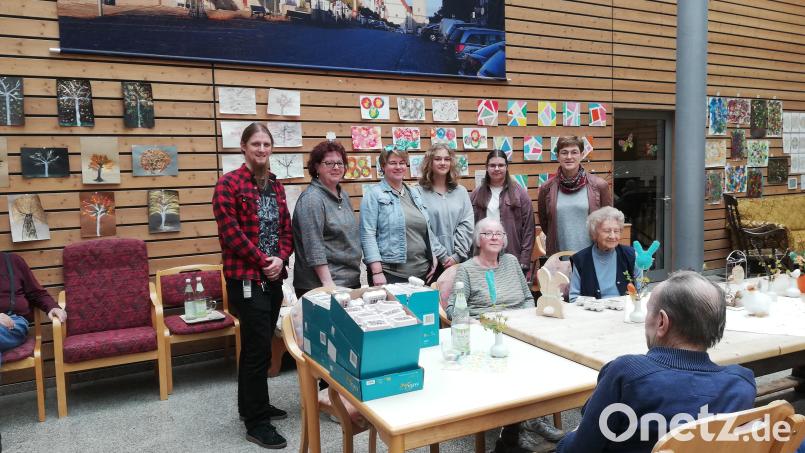 Über die Ostergeschenke der Realschüler freuten sich die Bewohner und Verantwortlichen des Seniorenzentrums Haus Falkenstein. Bild: Realschule Kemnath/exb