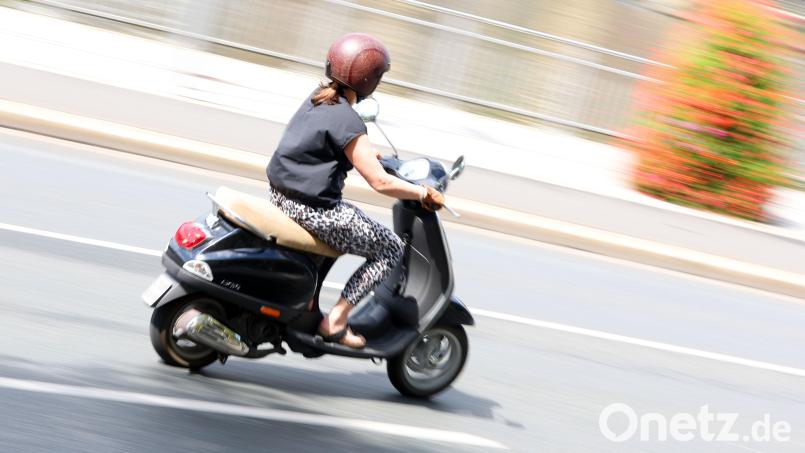 Ein 20 Jahre alter Motorroller einer Frau ist in Sulzbach-Rosenberg in Flammen aufgegangen. Symbolbild: Karl-Josef Hildenbrand/dpa